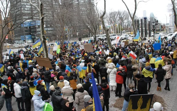 Oekraïners Protesteren Tegen Russische Invasie Van Oekraïne Het Hoofdkwartier Februari — Gratis stockfoto