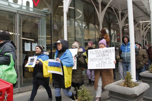 Ukraynalılar, Rusya 'nın Ukrayna' yı işgal etmesini protesto ediyorlar. 24 Şubat 2022, New York, ABD: New York 'taki bazı Ukraynalılar, Rusya' nın Lexington Bulvarı üzerinden New York 'taki BM karargahına yürümesini protesto ettiler 