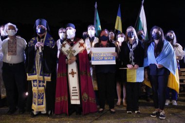 (Ukrayna 'ya Destek Gösterisi Curitiba' da yapılmaktadır. 25 Şubat 2022, Curitiba, Parana, Brezilya. Parana eyaletinde yaşayan Ukrayna cemaatinin üyeleri, Tingui Park 'taki Ukrayna Anıtı' nda gösteri yapıyorlar.