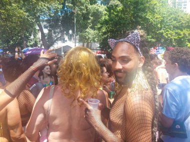 Rio Karnavalı: Morro da Conceicao caddelerinde şenlik düzenleyenler geçit töreni yapıyorlar. 26 Şubat 2022, Rio de Janeiro, Brezilya: Rio de Janeiro Limanı yakınlarındaki Maua Meydanı yakınlarındaki Morro da Conceicao caddeleri boyunca bir blok boyunca kutlama yapanlar