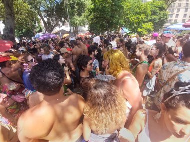Rio Karnavalı: Morro da Conceicao caddelerinde şenlik düzenleyenler geçit töreni yapıyorlar. 26 Şubat 2022, Rio de Janeiro, Brezilya: Rio de Janeiro Limanı yakınlarındaki Maua Meydanı yakınlarındaki Morro da Conceicao caddeleri boyunca bir blok boyunca kutlama yapanlar