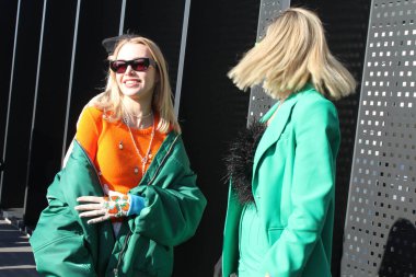 Milano 'daki Moda Haftası' nda Gucci markası için izleyiciler geliyor. 25 Şubat 2022, Milan, İtalya. Mankenler önce bir kemanın sesine sonra da Bronski Beat 'in Smalltown Boy ritmine göre aynalar arasında geçit töreni yaptılar..