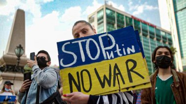 (Ukraynalılar, Rusya 'nın Meksika' daki Ukrayna işgalini protesto ediyor. 25 Şubat 2022, Mexico City, Meksika: Bazı Ukraynalılar, Rusya 'nın Meksika' daki bağımsızlık anıtında Ukrayna 'yı işgalini protesto ettiler 