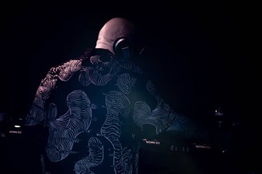 Jurere Interncaional, Santa Catarina 'da Djs Kolombo ve Lou Lous Players ile gösteri. Djs Kolombo ve Lou Lous Oyuncuları ile birlikte Florianopolis 'teki Jurere Interncaional Plajı' nda, P12 'deki karnavalı sallayın.