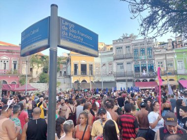Göstericiler Rio de Janeiro şehir merkezindeki karnaval bloğunda eğleniyorlar. 27 Şubat 2022, Rio de Janeiro, Brezilya. Gezginler, Largo Sao Francisco da Prainha bölgesinde sokaklarda dolaşan bir karnaval grubuyla eğleniyorlar. 