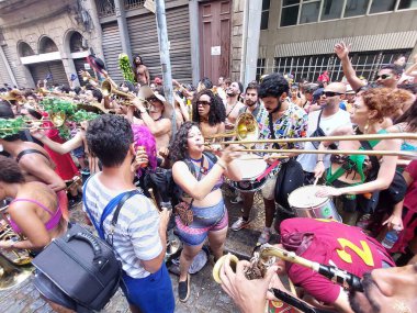 Rio de Janeiro 'daki sokak karnavalı. 27 Şubat 2022, Rio de Janeiro, Brezilya: Rio de Janeiro şehir merkezindeki Teofilo Antonio 'da sokak karnavalını kutlamak için yüzlerce kişiyle değiştirilmemiş gizli sokak bloğu Rio de Janeiro sokaklarına dökülüyor.. 