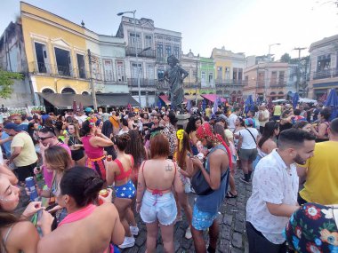 Göstericiler Rio de Janeiro şehir merkezindeki karnaval bloğunda eğleniyorlar. 27 Şubat 2022, Rio de Janeiro, Brezilya. Gezginler, Largo Sao Francisco da Prainha bölgesinde sokaklarda dolaşan bir karnaval grubuyla eğleniyorlar. 