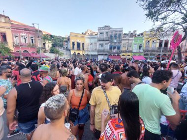 Göstericiler Rio de Janeiro şehir merkezindeki karnaval bloğunda eğleniyorlar. 27 Şubat 2022, Rio de Janeiro, Brezilya. Gezginler, Largo Sao Francisco da Prainha bölgesinde sokaklarda dolaşan bir karnaval grubuyla eğleniyorlar. 