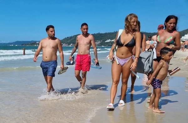 목욕하는 사람들은 인테르 해변에서 하루를 즐긴다 2022 브라질 산타카타리나의 플로리아 — 스톡 사진