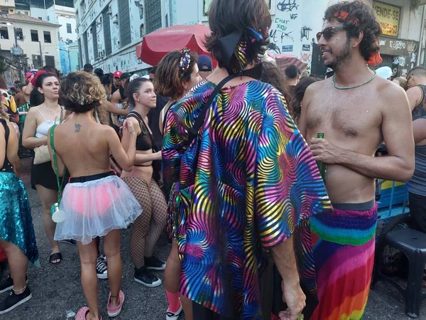 狂欢者与里约热内卢市中心的嘉年华街区玩得很开心 2022年2月27日 巴西里约热内卢 拉果圣弗朗西斯科 达普拉尼亚地区的街头狂欢节上 狂欢者们在一起玩得很开心 — 图库照片