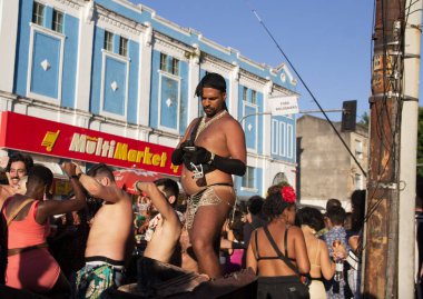 Gezginler Rio de Janeiro şehir merkezindeki bir karnaval bloğunda eğleniyorlar. 28 Şubat 2022, Rio de Janeiro, Brezilya. Göstericiler, 28 Pazartesi günü Rio de Janeiro şehir merkezindeki Maua Meydanı 'ndaki bir sokak bloğuyla, kısıtlamalara rağmen eğleniyorlar 