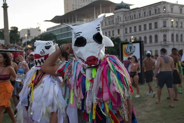 狂欢者在里约热内卢市中心的一个狂欢节区玩得很开心 2022年2月28日 巴西里约热内卢 28日 在里约热内卢市中心的毛亚广场上 尽管实施了一些限制措施 但度假者们仍在街上玩得很开心 — 图库照片
