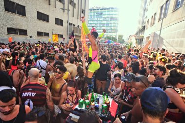 Göstericiler Rio de Janeiro şehir merkezindeki başka bir karnaval bloğuyla eğleniyorlar. 01 Mart 2022, Rio de Janeiro, Brezilya. Göstericiler, Rio de Janeiro şehir merkezindeki Conceicao Caddesi ve Rio Branco Bulvarı boyunca yer alan başka bir gizli blokla eğleniyor.