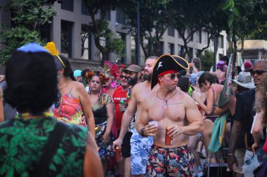 Göstericiler Rio de Janeiro şehir merkezindeki başka bir karnaval bloğuyla eğleniyorlar. 01 Mart 2022, Rio de Janeiro, Brezilya. Göstericiler, Rio de Janeiro şehir merkezindeki Conceicao Caddesi ve Rio Branco Bulvarı boyunca yer alan başka bir gizli blokla eğleniyor.