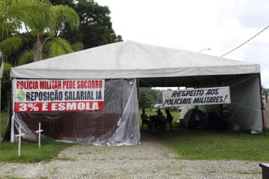 Parana askeri polisi gecikmiş ödeme protestosu sırasında nöbet tutuyor. 3 Mart 2022 'de Curitiba, Parana, Brezilya: Parana eyaletinden askeri polis Curitiba' daki Hükümet Sarayı önünde nöbete başladı. 