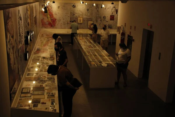 展览讲述了巴西涂鸦艺术家Osgemeos在库里蒂巴Mon的轨迹 2022年3月3日 巴西巴拉那库里提巴 公众欣赏由Mon Oscar Niemeyer博物馆举办的展览Osgemeos Secrets — 图库照片