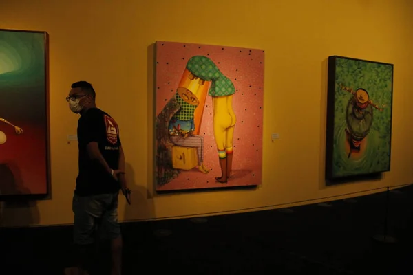 展览讲述了巴西涂鸦艺术家Osgemeos在库里蒂巴Mon的轨迹 2022年3月3日 巴西巴拉那库里提巴 公众欣赏由Mon Oscar Niemeyer博物馆举办的展览Osgemeos Secrets — 图库照片