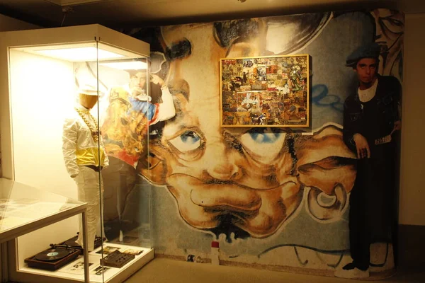 Tentoonstelling Vertelt Het Traject Van Braziliaanse Graffiti Kunstenaars Osgemeos Bij — Stockfoto