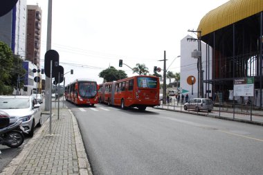Curitiba 'daki toplu taşımacılık gümrük vergilerinde değişiklik yaşıyor. 8 Mart 2022, Curitiba, Parana, Brezilya. Curitiba 'daki tüpler ve otobüs terminallerinde 8 Salı günü otobüs hareketi. Ayın başında, Parana 'nın başkentinde toplu taşıma 