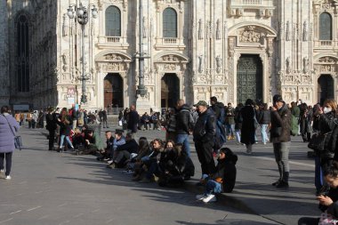 Lombardiya bölgesi Ukrayna 'dan mültecileri kabul etmeye hazır. 10 Mart 2022, Milao, İtalya: 10 Mart Perşembe günü Milano 'daki Piazza Duomo' da yoğun insan hareketi. Lombardiya bölgesi mültecileri karşılamaya, yardım etmeye ve desteklemeye hazır. 