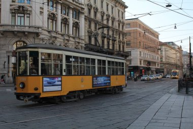 Lombardiya bölgesi Ukrayna 'dan mültecileri kabul etmeye hazır. 10 Mart 2022, Milao, İtalya: 10 Mart Perşembe günü Milano 'daki Piazza Duomo' da yoğun insan hareketi. Lombardiya bölgesi mültecileri karşılamaya, yardım etmeye ve desteklemeye hazır. 