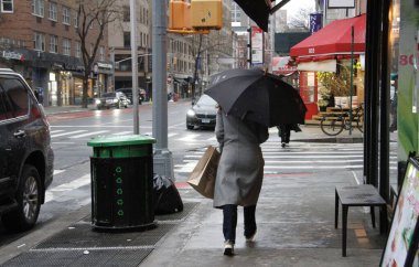 New York 'u kar fırtınası vuruyor. 12 Mart 2022, New York, ABD: Şiddetli rüzgarlarla karışık yağmur ve kar Cumartesi günü New York 'u vurdu ve New Yorklulara seyahat planlarında düzenlemeler yapmaları önerildi, toplu taşıma araçlarını kullanmaları, ekstra 
