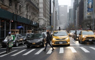 New York 'u kar fırtınası vuruyor. 12 Mart 2022, New York, ABD: Şiddetli rüzgarlarla karışık yağmur ve kar Cumartesi günü New York 'u vurdu ve New Yorklulara seyahat planlarında düzenlemeler yapmaları önerildi, toplu taşıma araçlarını kullanmaları, ekstra 