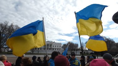 Ukrayna nöbeti ve Beyaz Saray önünde gösteri. 13 Mart 2022, Washington DC, Maryland, ABD: Bazı Ukraynalılar, Rusya 'nın ülkelerini işgaline karşı nöbet tutarken Beyaz Saray önünde toplandılar.