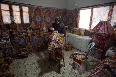 Filistinli kadın Han Yunus 'taki evinde geleneksel fener yapıyor. 15, 2022, Gazze, Filistin: 15 Mart 2022, Gazze Filistin: Filistin Reham Şerbeti, Güney Gazze Şeridi 'ndeki Han Yunus' taki evinde geleneksel bir fener yapıyor.