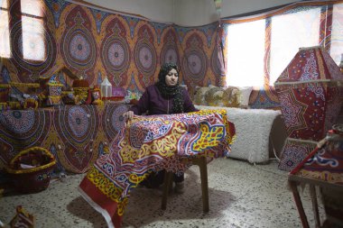 Filistinli kadın Han Yunus 'taki evinde geleneksel fener yapıyor. 15, 2022, Gazze, Filistin: 15 Mart 2022, Gazze Filistin: Filistin Reham Şerbeti, Güney Gazze Şeridi 'ndeki Han Yunus' taki evinde geleneksel bir fener yapıyor.