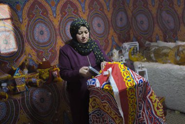 Filistinli kadın Han Yunus 'taki evinde geleneksel fener yapıyor. 15, 2022, Gazze, Filistin: 15 Mart 2022, Gazze Filistin: Filistin Reham Şerbeti, Güney Gazze Şeridi 'ndeki Han Yunus' taki evinde geleneksel bir fener yapıyor.