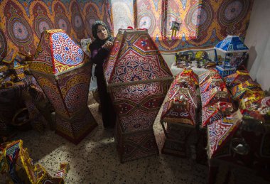 Filistinli kadın Han Yunus 'taki evinde geleneksel fener yapıyor. 15, 2022, Gazze, Filistin: 15 Mart 2022, Gazze Filistin: Filistin Reham Şerbeti, Güney Gazze Şeridi 'ndeki Han Yunus' taki evinde geleneksel bir fener yapıyor.