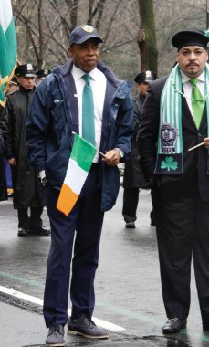 New York Belediye Başkanı, Eric Adams Aziz Patrick Günü Geçit Töreni 'ne katılıyor. 17 Mart 2022, New York, ABD: New York Belediye Başkanı, Eric Adama Saint Patrick Günü 'ne ya da iki yıl sonra geri dönen Aziz Patrick Bayramı' na katılıyor. 