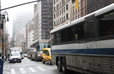Aziz Patrick Günü Geçidi 'nin bir sonucu olarak trafik sıkışık. 17 Mart 2022, New York, ABD: Saint Patrick Günü geçit töreninin bir sonucu olarak yoğun bir araç trafiği var. 
