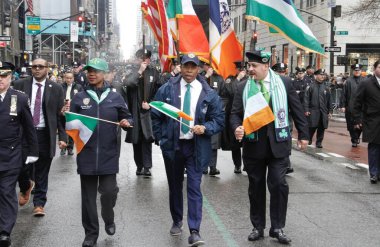 New York Belediye Başkanı, Eric Adams Aziz Patrick Günü Geçit Töreni 'ne katılıyor. 17 Mart 2022, New York, ABD: New York Belediye Başkanı, Eric Adama Saint Patrick Günü 'ne ya da iki yıl sonra geri dönen Aziz Patrick Bayramı' na katılıyor. 