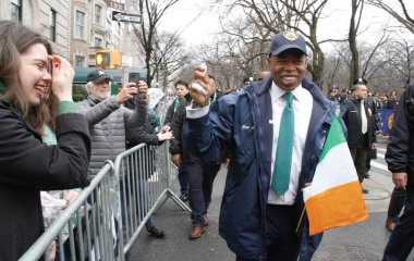 New York Belediye Başkanı, Eric Adams Aziz Patrick Günü Geçit Töreni 'ne katılıyor. 17 Mart 2022, New York, ABD: New York Belediye Başkanı, Eric Adama Saint Patrick Günü 'ne ya da iki yıl sonra geri dönen Aziz Patrick Bayramı' na katılıyor. 