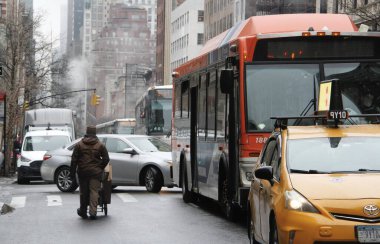 Aziz Patrick Günü Geçidi 'nin bir sonucu olarak trafik sıkışık. 17 Mart 2022, New York, ABD: Saint Patrick Günü geçit töreninin bir sonucu olarak yoğun bir araç trafiği var. 