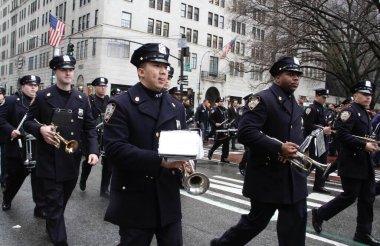 Aziz Patrick Günü Geçit Töreni, COVID-19 'un ortasındaki iki yıllık sanal kutlamanın ardından geri döndü. 17 Mart 2022, New York, ABD: Aziz Patrick Günü, veya Aziz Patrick bayramı COVID-19 salgını yüzünden iki yıl uzaklaştırıldıktan sonra geri döndü. Bu...