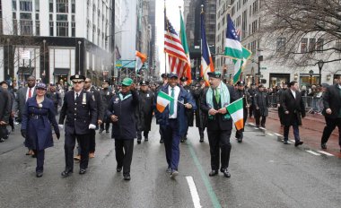 New York Belediye Başkanı, Eric Adams Aziz Patrick Günü Geçit Töreni 'ne katılıyor. 17 Mart 2022, New York, ABD: New York Belediye Başkanı, Eric Adama Saint Patrick Günü 'ne ya da iki yıl sonra geri dönen Aziz Patrick Bayramı' na katılıyor. 