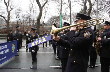 Aziz Patrick Günü Geçit Töreni, COVID-19 'un ortasındaki iki yıllık sanal kutlamanın ardından geri döndü. 17 Mart 2022, New York, ABD: Aziz Patrick Günü, veya Aziz Patrick bayramı COVID-19 salgını yüzünden iki yıl uzaklaştırıldıktan sonra geri döndü. Bu...
