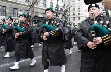 Aziz Patrick Günü Geçit Töreni, COVID-19 'un ortasındaki iki yıllık sanal kutlamanın ardından geri döndü. 17 Mart 2022, New York, ABD: Aziz Patrick Günü, veya Aziz Patrick bayramı COVID-19 salgını yüzünden iki yıl uzaklaştırıldıktan sonra geri döndü. Bu...