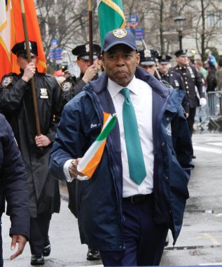 New York Belediye Başkanı, Eric Adams Aziz Patrick Günü Geçit Töreni 'ne katılıyor. 17 Mart 2022, New York, ABD: New York Belediye Başkanı, Eric Adama Saint Patrick Günü 'ne ya da iki yıl sonra geri dönen Aziz Patrick Bayramı' na katılıyor. 