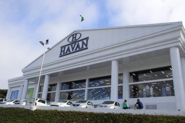 Perakende Havan ilk büyük mağazasını 2022 yılında Curitiba 'da açtı. 17 Mart 2022, Curitiba, Parana, Brezilya iş adamı Luciano Hang 'a ait başka bir Havan mağazasının açılışı, Curitiba, Parana' daki Santa Candida terminalinin önünde.