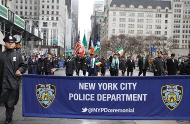 New York Belediye Başkanı, Eric Adams Aziz Patrick Günü Geçit Töreni 'ne katılıyor. 17 Mart 2022, New York, ABD: New York Belediye Başkanı, Eric Adama Saint Patrick Günü 'ne ya da iki yıl sonra geri dönen Aziz Patrick Bayramı' na katılıyor. 