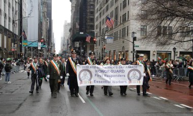 Aziz Patrick Günü Geçit Töreni, COVID-19 'un ortasındaki iki yıllık sanal kutlamanın ardından geri döndü. 17 Mart 2022, New York, ABD: Aziz Patrick Günü, veya Aziz Patrick bayramı COVID-19 salgını yüzünden iki yıl uzaklaştırıldıktan sonra geri döndü. Bu...