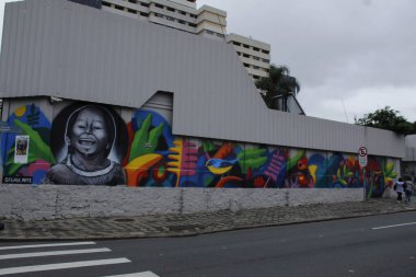 Brezilyalı sanatçı Filiage 'in, Curitiba' da yapılan 'Muros da Mata Atlantica' projesinden bir panel. 16 Mart 2022, Curitiba, Parana, Brezilya: Muros da Mata Atlantica projesinden sanatçı Filiage 'in paneli