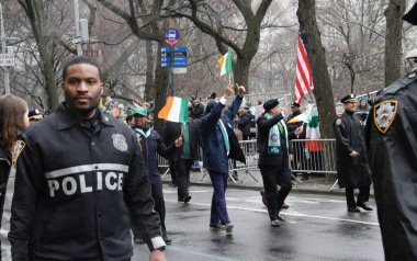 New York Belediye Başkanı, Eric Adams Aziz Patrick Günü Geçit Töreni 'ne katılıyor. 17 Mart 2022, New York, ABD: New York Belediye Başkanı, Eric Adama Saint Patrick Günü 'ne ya da iki yıl sonra geri dönen Aziz Patrick Bayramı' na katılıyor. 