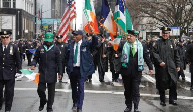New York Belediye Başkanı, Eric Adams Aziz Patrick Günü Geçit Töreni 'ne katılıyor. 17 Mart 2022, New York, ABD: New York Belediye Başkanı, Eric Adama Saint Patrick Günü 'ne ya da iki yıl sonra geri dönen Aziz Patrick Bayramı' na katılıyor. 