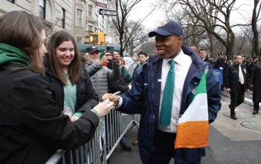 New York Belediye Başkanı, Eric Adams Aziz Patrick Günü Geçit Töreni 'ne katılıyor. 17 Mart 2022, New York, ABD: New York Belediye Başkanı, Eric Adama Saint Patrick Günü 'ne ya da iki yıl sonra geri dönen Aziz Patrick Bayramı' na katılıyor. 