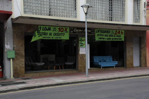 古い家具はクリチバのリアチュエロ通りの店で販売されています 2022年3月16日ブラジル パラナ州クリチバ クリチバ大聖堂に近いリアチュエロ通り沿いの複数の店舗で古い木製家具が販売されている — ストック写真